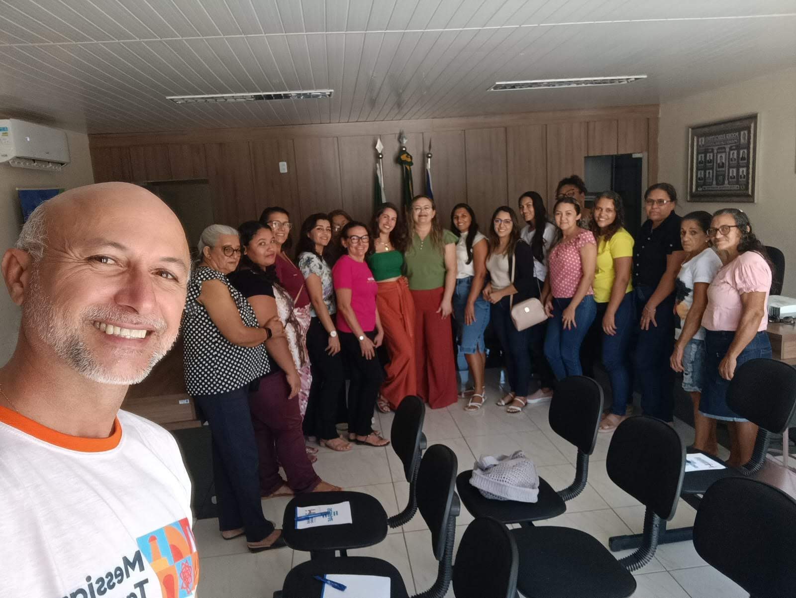 Equipe e participantes em encontro coletivo